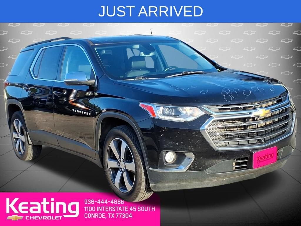 2021 Chevrolet Traverse LT Leather in Mosaic Black Metallic — front three-quarter view